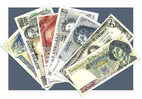 Billetes satíricos con rostros famosos en una disposición de abanico por Alan Baker