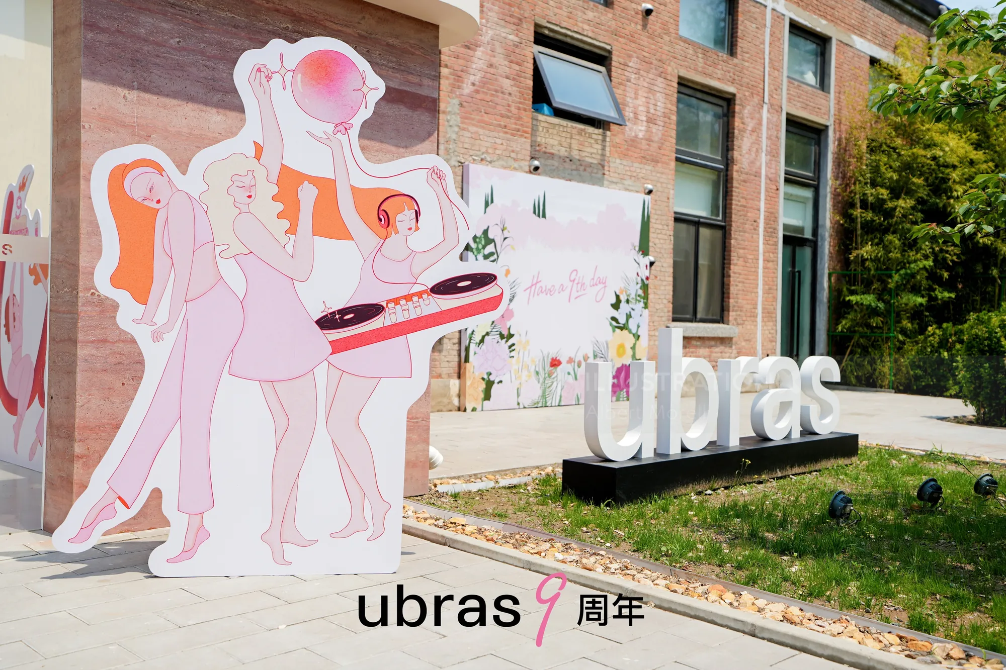 Albert Morell 的 Ubras 周年纪念装置艺术，以柔和的粉彩色调呈现，并配有时尚人物和大型户外标志。