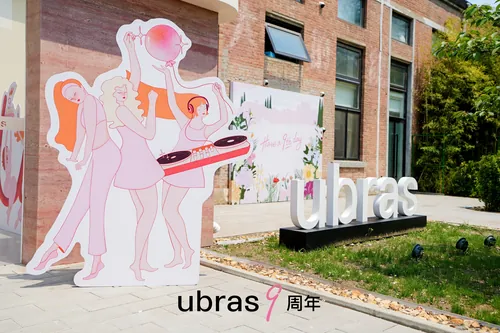 Albert Morell 的 Ubras 周年纪念装置艺术，以柔和的粉彩色调呈现，并配有时尚人物和大型户外标志。