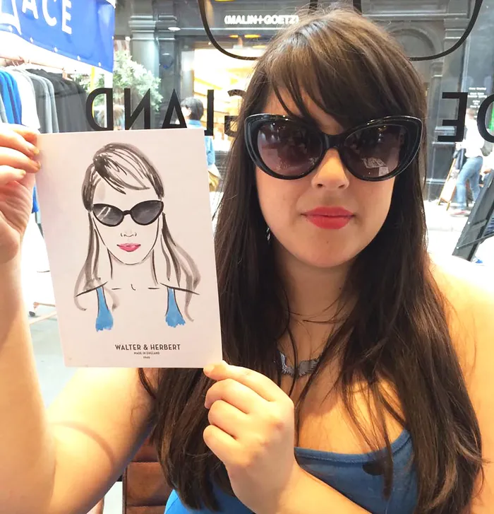 Patron showing her live sketch