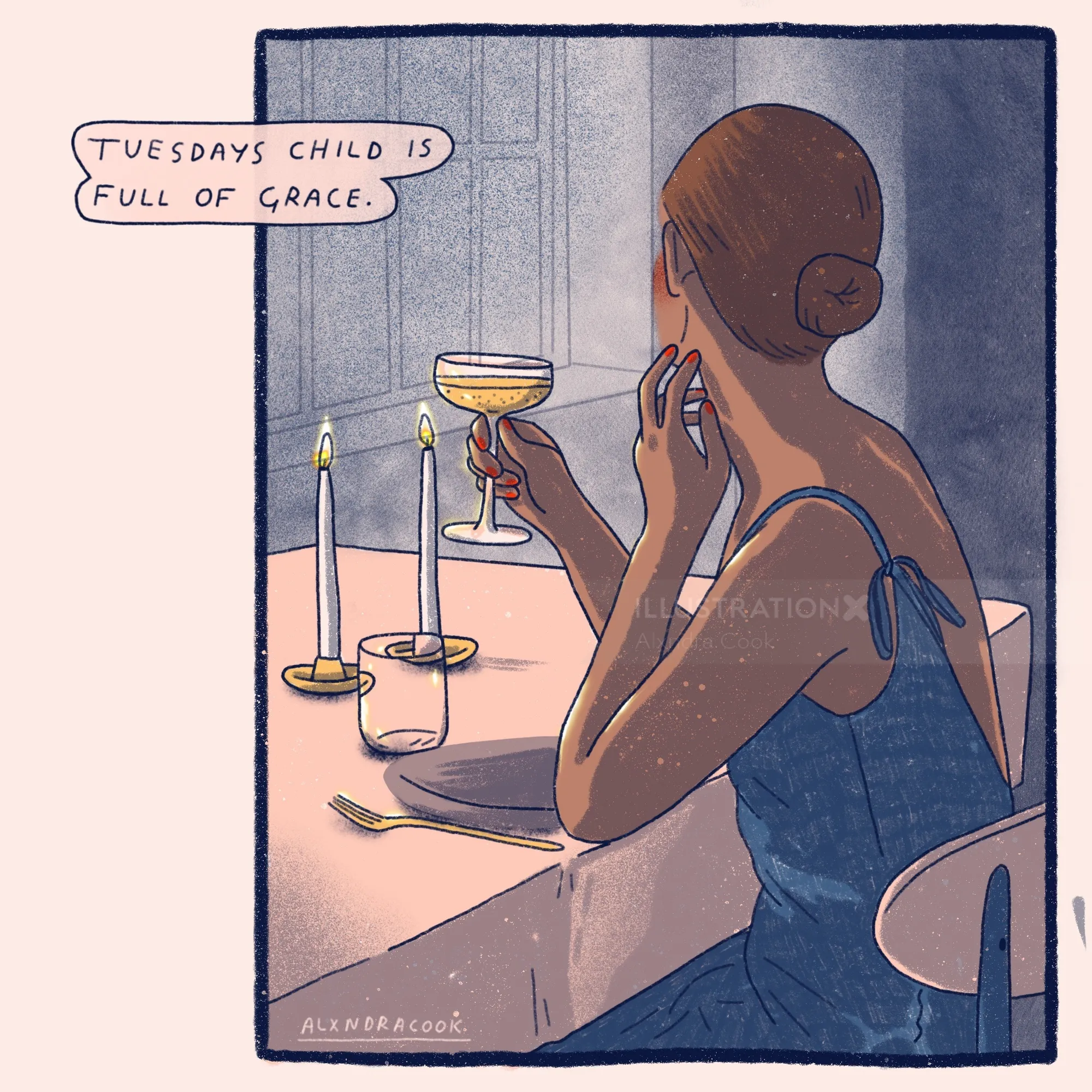 身穿蓝色连衣裙的女子在烛光晚餐桌旁手捧玻璃杯