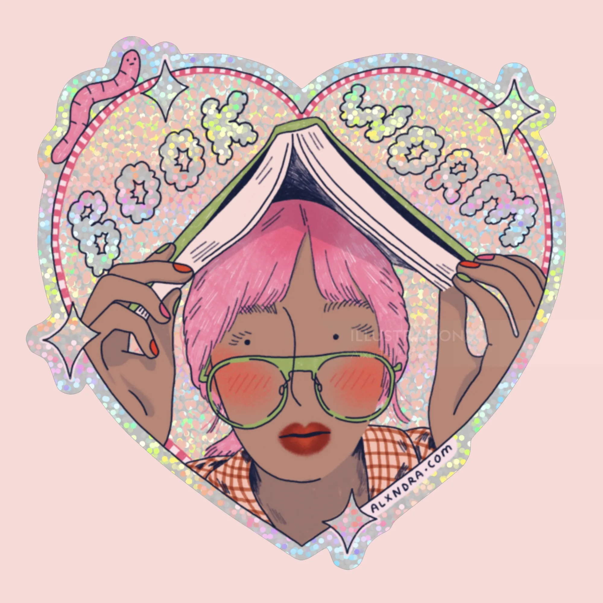 Une personne aux cheveux roses et portant des lunettes lisant un livre intitulé Book Worm