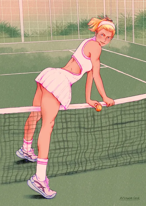 Verführerische Frau, die auf einem grünen Tennisplatz über dem Netz sitzt (Foto: Alxndra Cook)