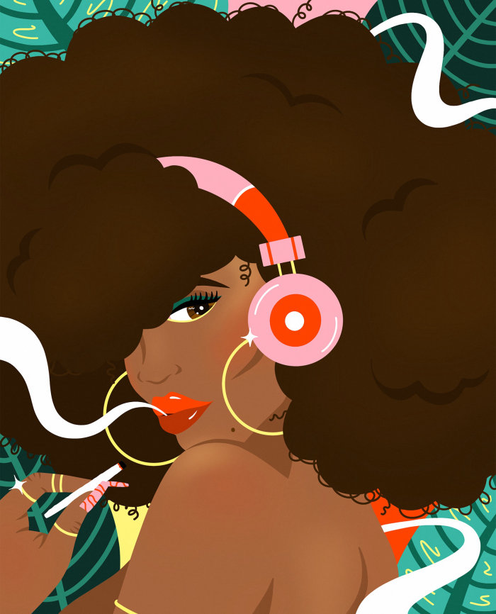 Mulher fumante com cabelo afro encaracolado