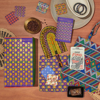 Coloridos patrones africanos impresos en posavasos.