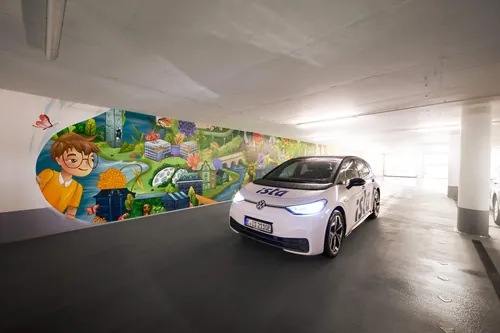Elektroauto in Tiefgarage mit farbenfrohem Wandgemälde von Alyssa De Asis