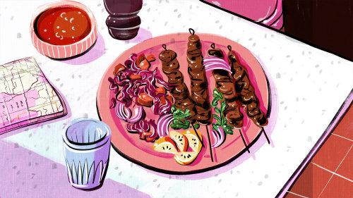 餐盘上的食物和饮料烤肉串