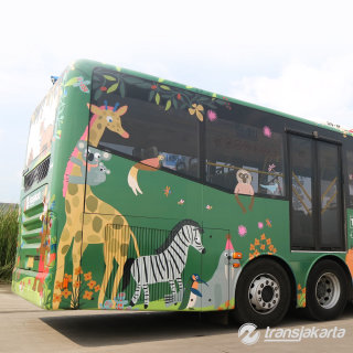 公交车上的装饰斑马
