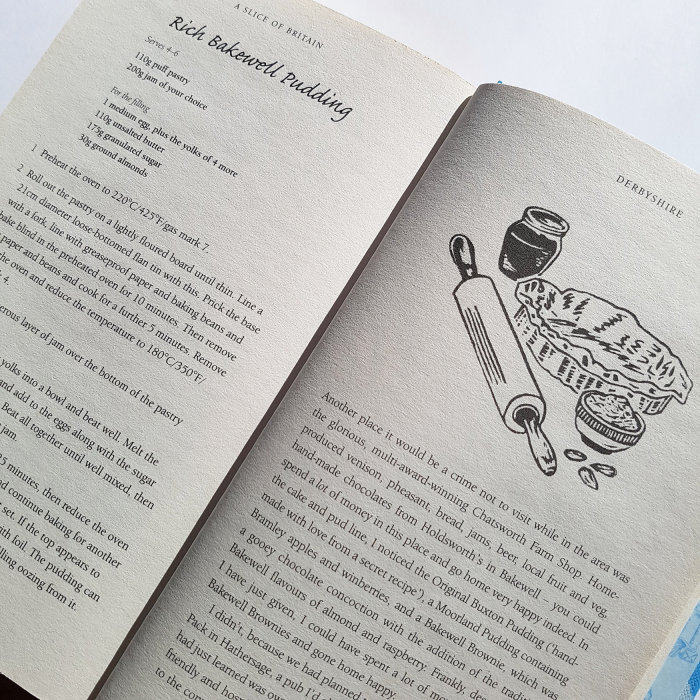 Photographie d&#39;une recette de Bakewell Pudding dans A Slice of Britain de Caroline Taggart, avec une tache de linogravure