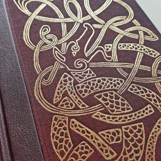 Gravure sur linoléum à la feuille d'or pour la couverture du roman Beowulf de Seamus Heaney