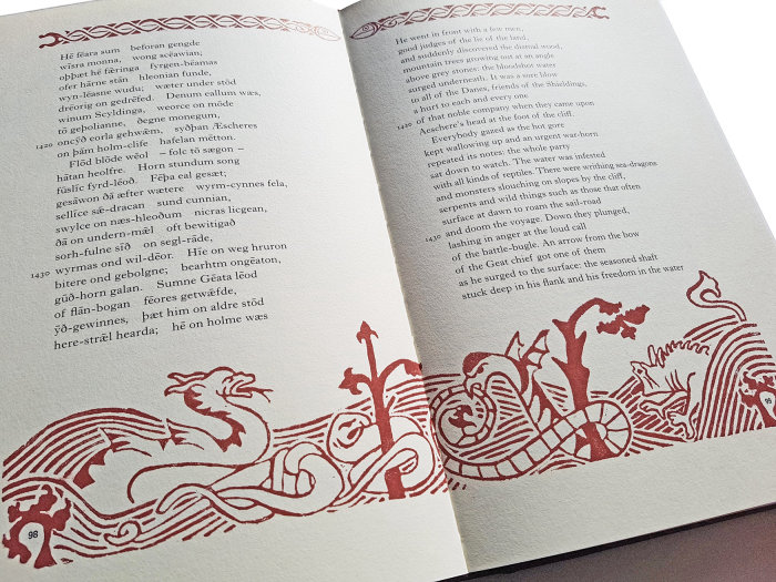 Double page de Beowulf de Seamus Heaney, avec une illustration de linogravure d&#39;inspiration anglo-saxonne