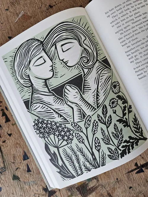 Linolschnitt von schlafenden Zwillingen, die Händchen haltend zwischen Kräutern und Blumen schlafen, von Becca Thorne