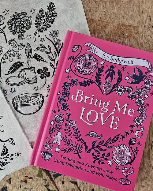 Das Buch „Bring Me Love“ von Icy Sedgwick mit floralen Illustrationen von Becca Thorne