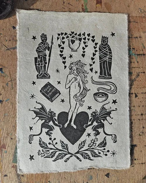 Becca Thorne Schwarz-Weiß-Illustration im Tarotkartenstil mit Figuren und Symbolen