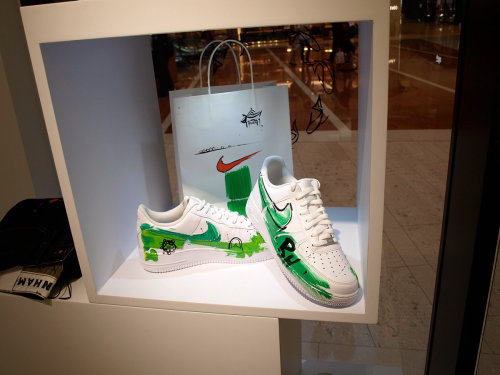 Live event drawing on nike shoes
