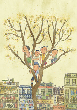 As crianças fofas sobem na árvore