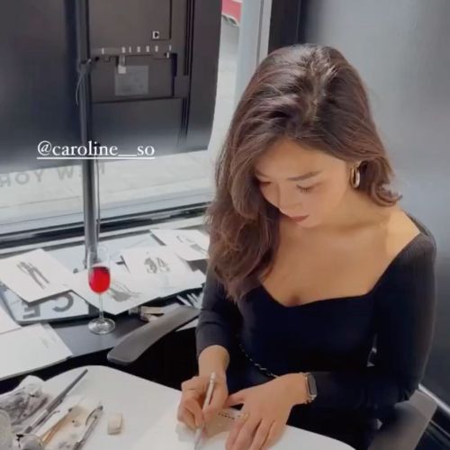 Caroline So live drawing session at event
