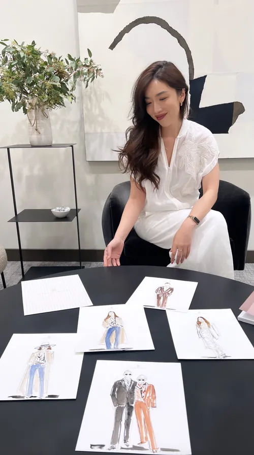 Femme examinant des croquis de mode sur une table par Caroline So Dessin d'événement en direct