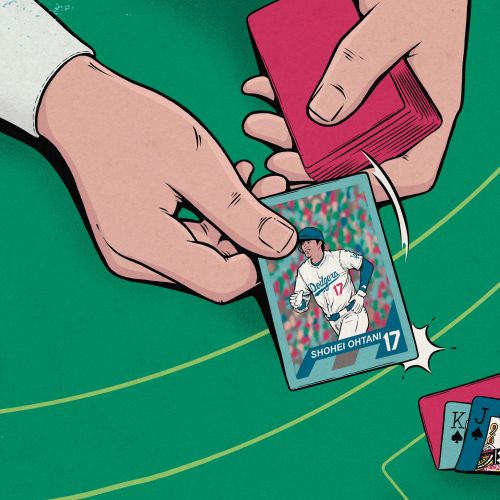 Manos intercambiando una tarjeta deportiva cerca de fichas de póquer sobre una mesa verde.
