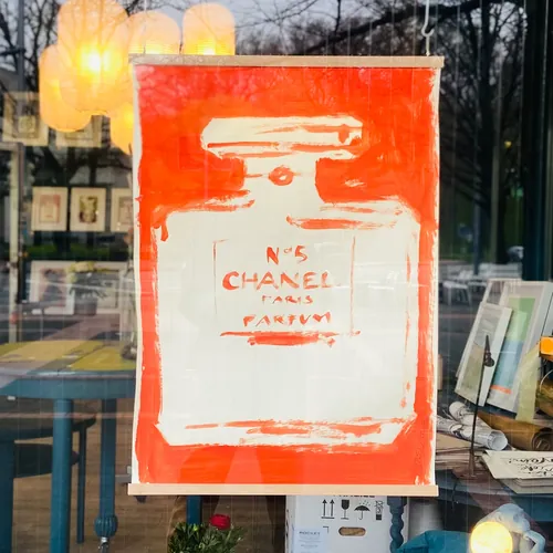 Gemälde einer Chanel No. 5 Parfümflasche in Rot und Weiß.