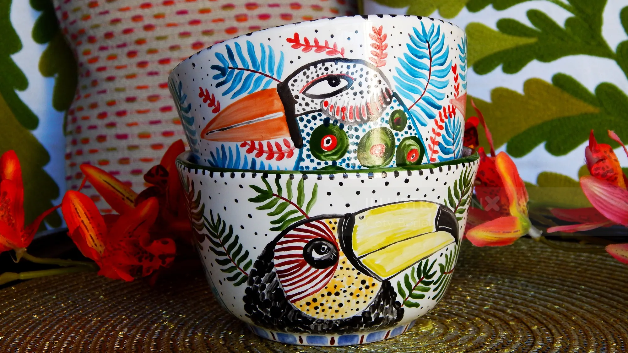 Cuencos de cerámica con motivos botánicos y coloridos diseños tropicales.