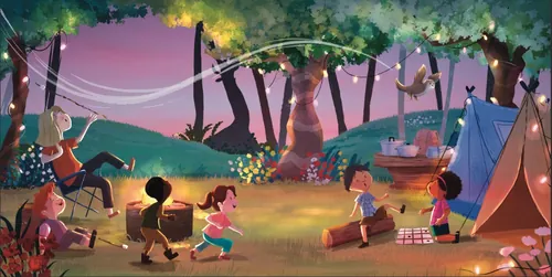 Niños jugando y acampando en el bosque con tiendas de campaña y luces de cadena al anochecer.