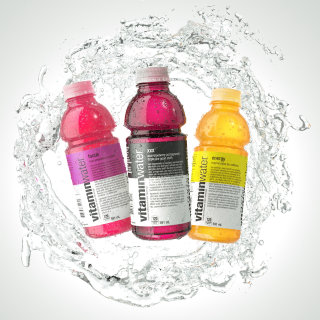 Ilustración de publicidad de productos de agua con vitaminas.