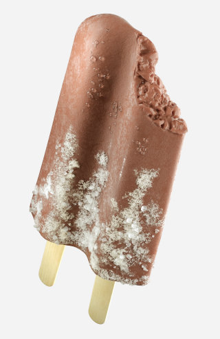 巧克力奶油冰棒配冷冻烧伤 3D 插图 
