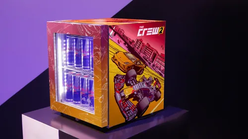 Mini geladeira com as marcas The Crew 2 e Red Bull, criada por Davi Augusto