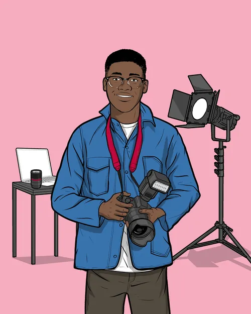 Fotógrafo segurando câmera com luzes de estúdio e mesa ao fundo por Davi Augusto