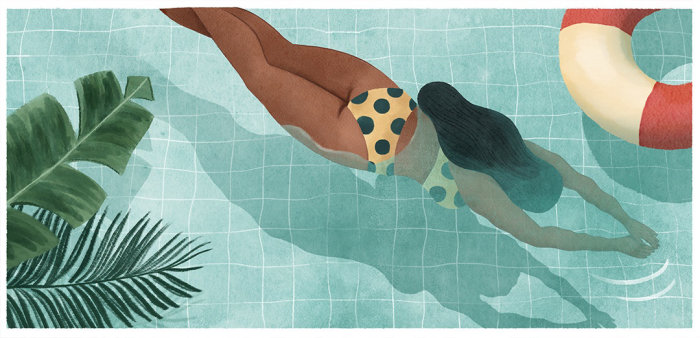 femme nageant dans une piscine