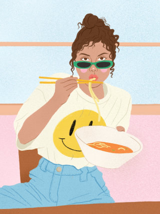 Garota de comida e bebida com macarrão e sopa