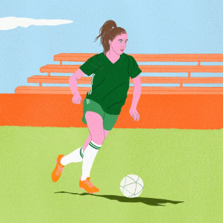 Garota esportiva jogando futebol