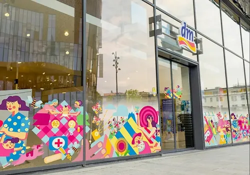 Familienorientiertes Wandbild für DM Apotheken