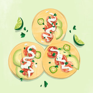 Tacos aux crevettes avec crème, jalapenos, citron vert et coriandre.