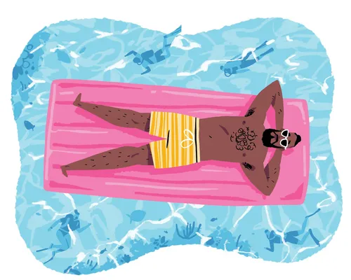 Mann entspannt sich auf einer pinkfarbenen Luftmatratze im klaren blauen Poolwasser und trägt eine Sonnenbrille.