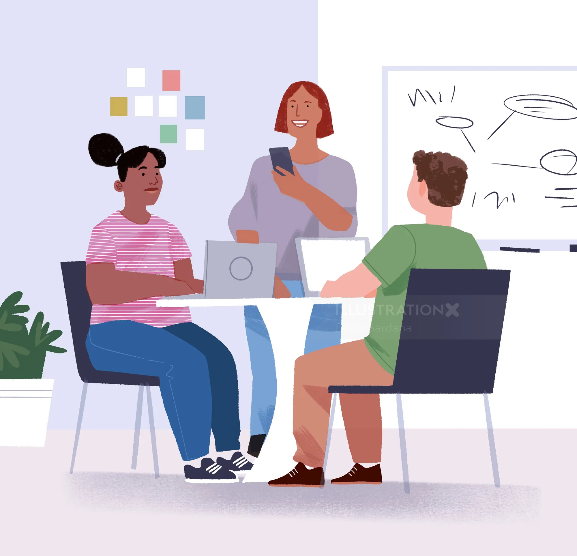 Drei Personen arbeiten in einem Büromeeting mit Laptops und Whiteboard zusammen.