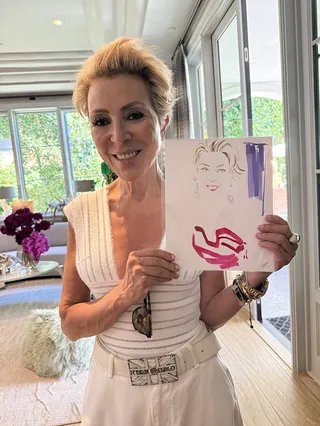 Elise Lee Live Event Drawing shows woman holding abstract portrait