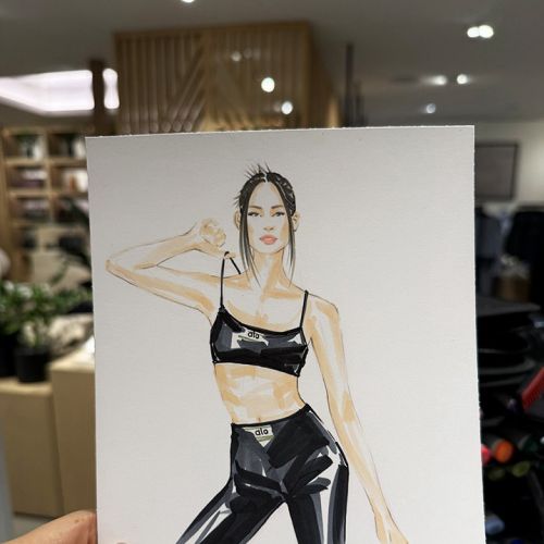 エリーゼ・リーによる、黒い衣装を着てポーズをとる女性のファッションイラスト