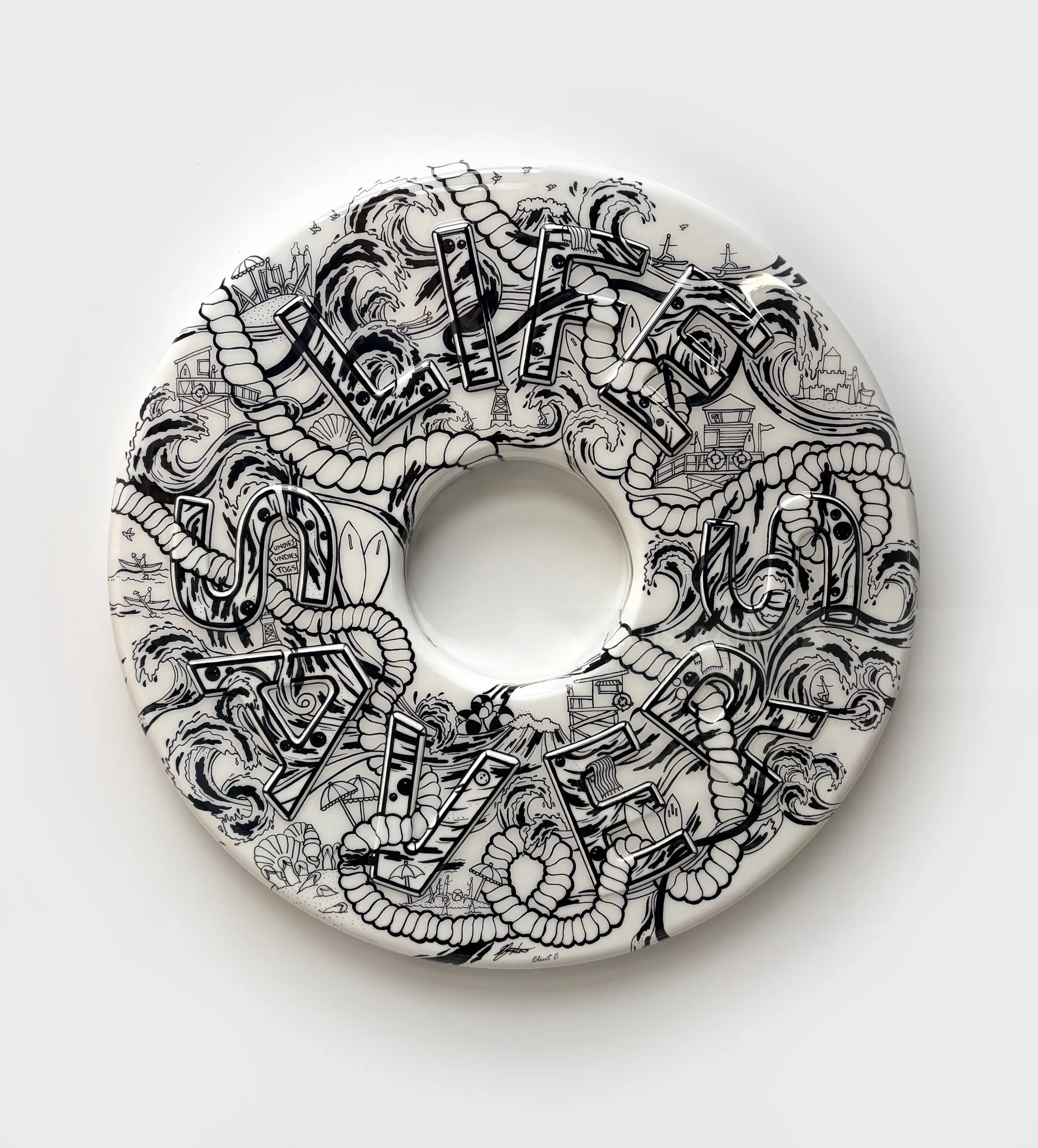 La sculpture illustrée d'une bouée de sauvetage de Ellie Compton est recouverte de dessins complexes en noir et blanc.