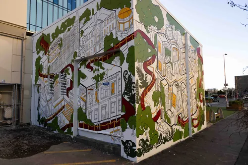 Fresque d'histoire architecturale réalisée par Ellie Compton recouvrant deux murs d'une ruelle
