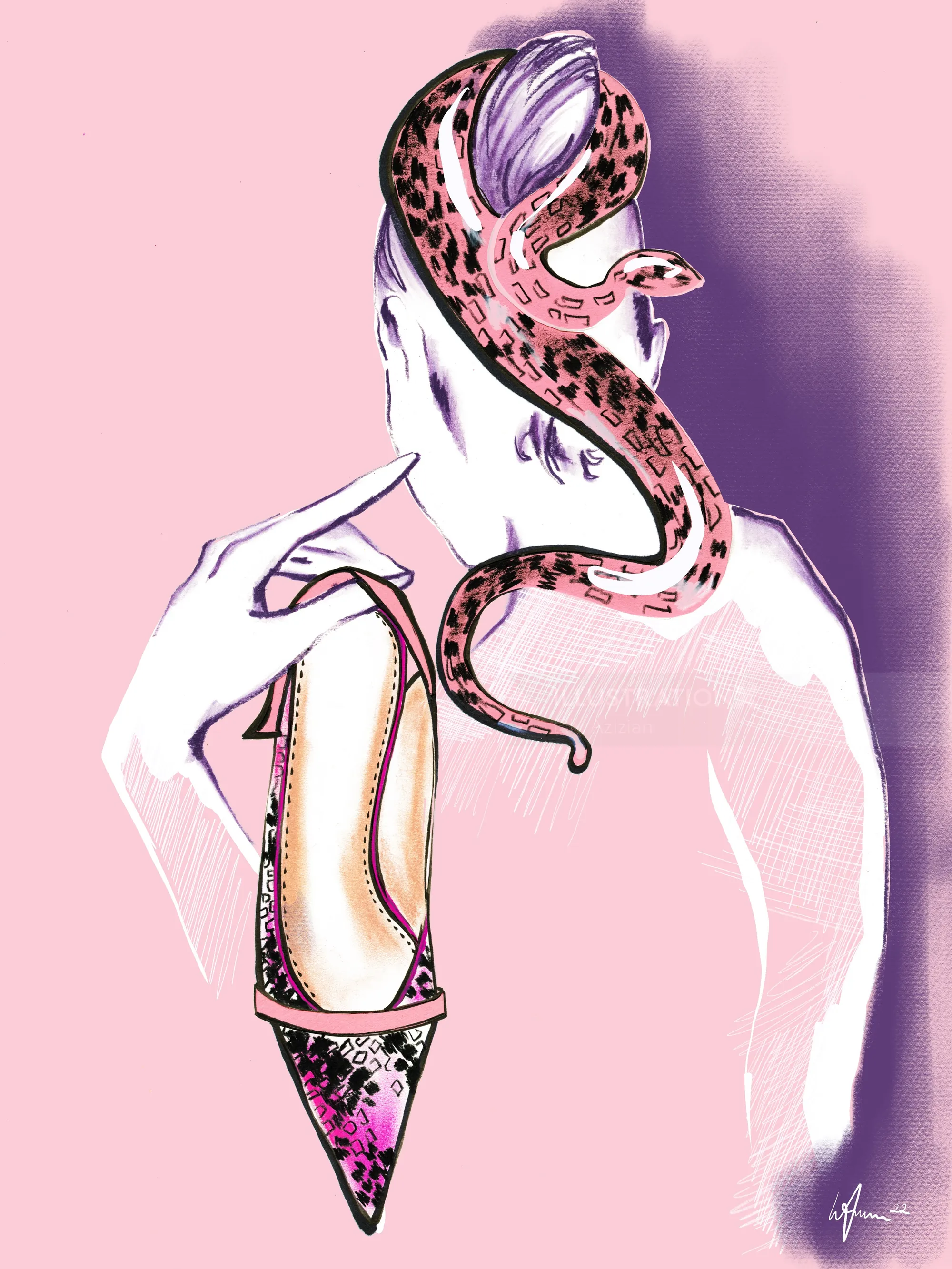 Mulher segurando salto alto com estampa de oncinha e cobra em fundo rosa e roxo