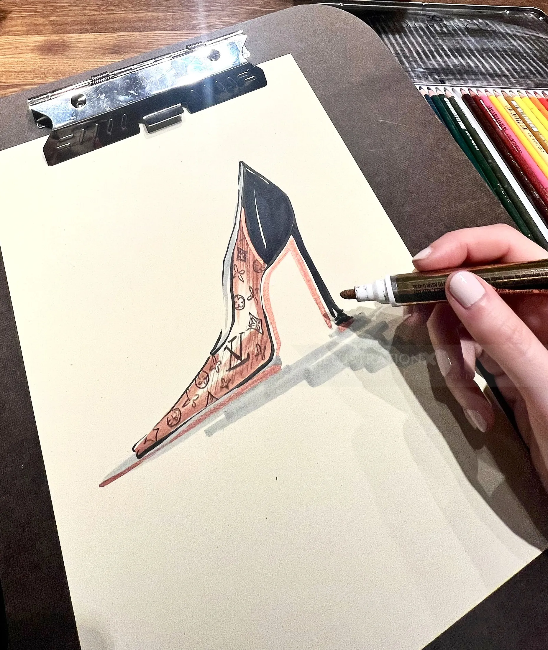 Ilustración de moda de un zapato de tacón alto dibujada a mano con lápices de colores por Elly Azizian