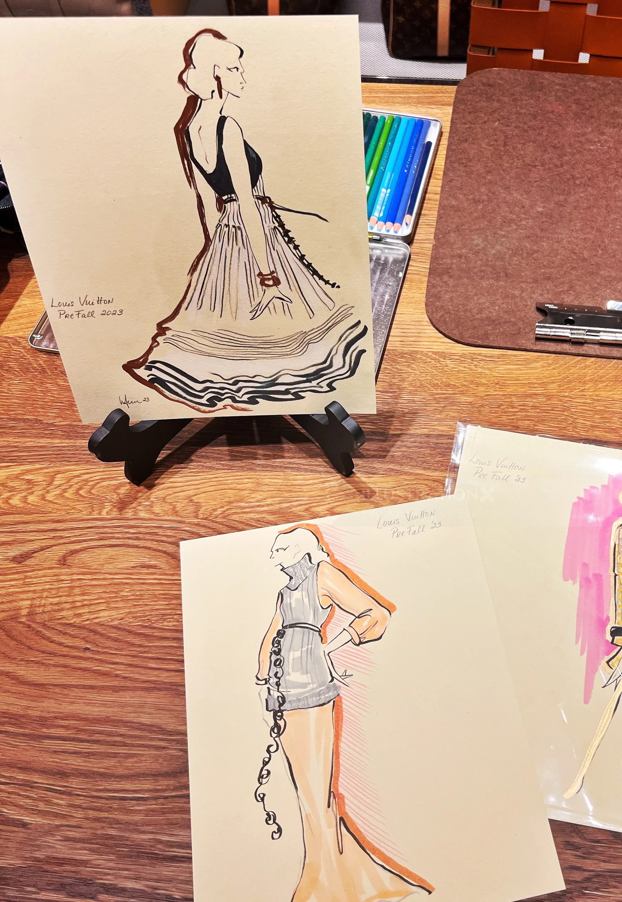 Bocetos de moda que muestran modelos con vestidos y faldas por Elly Azizian
