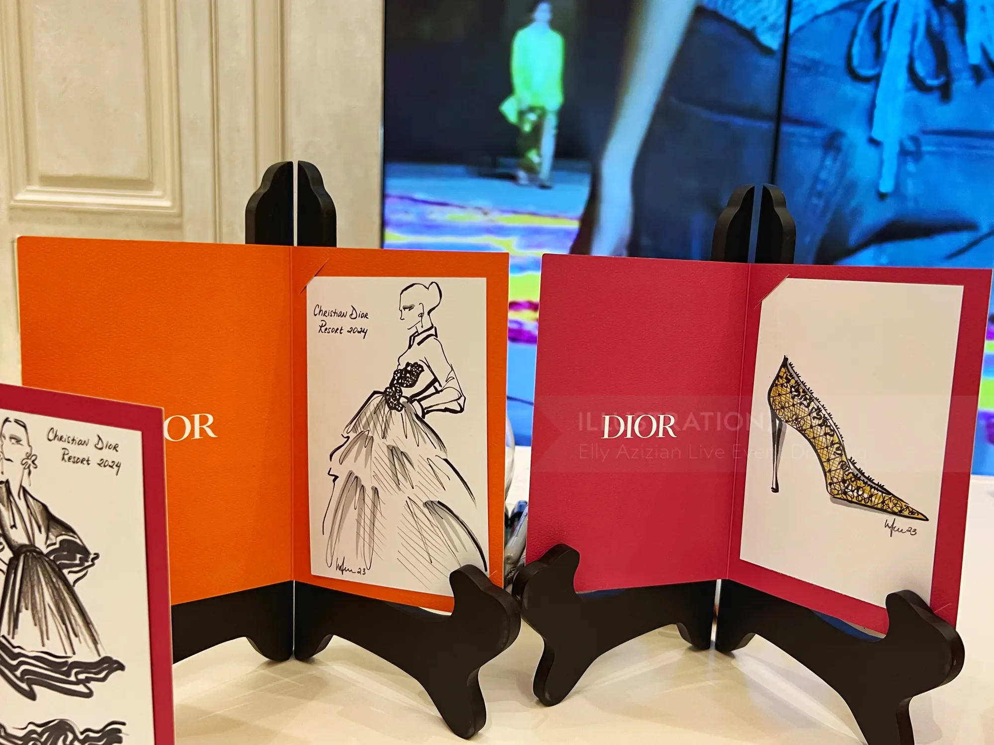 Bocetos de moda de Dior en caballetes de exhibición por Elly Azizian