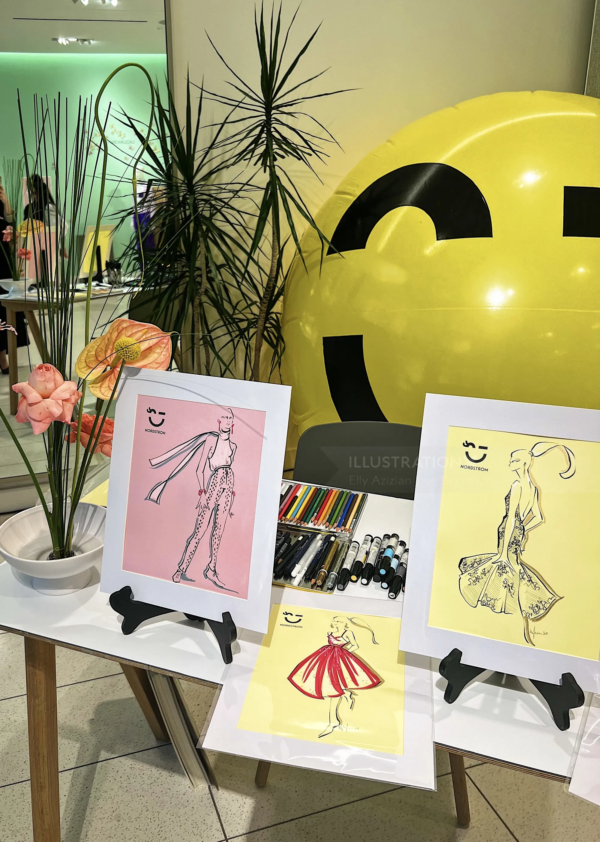 Dessin en direct d'un événement avec un ballon souriant et des croquis de mode par Elly Azizian