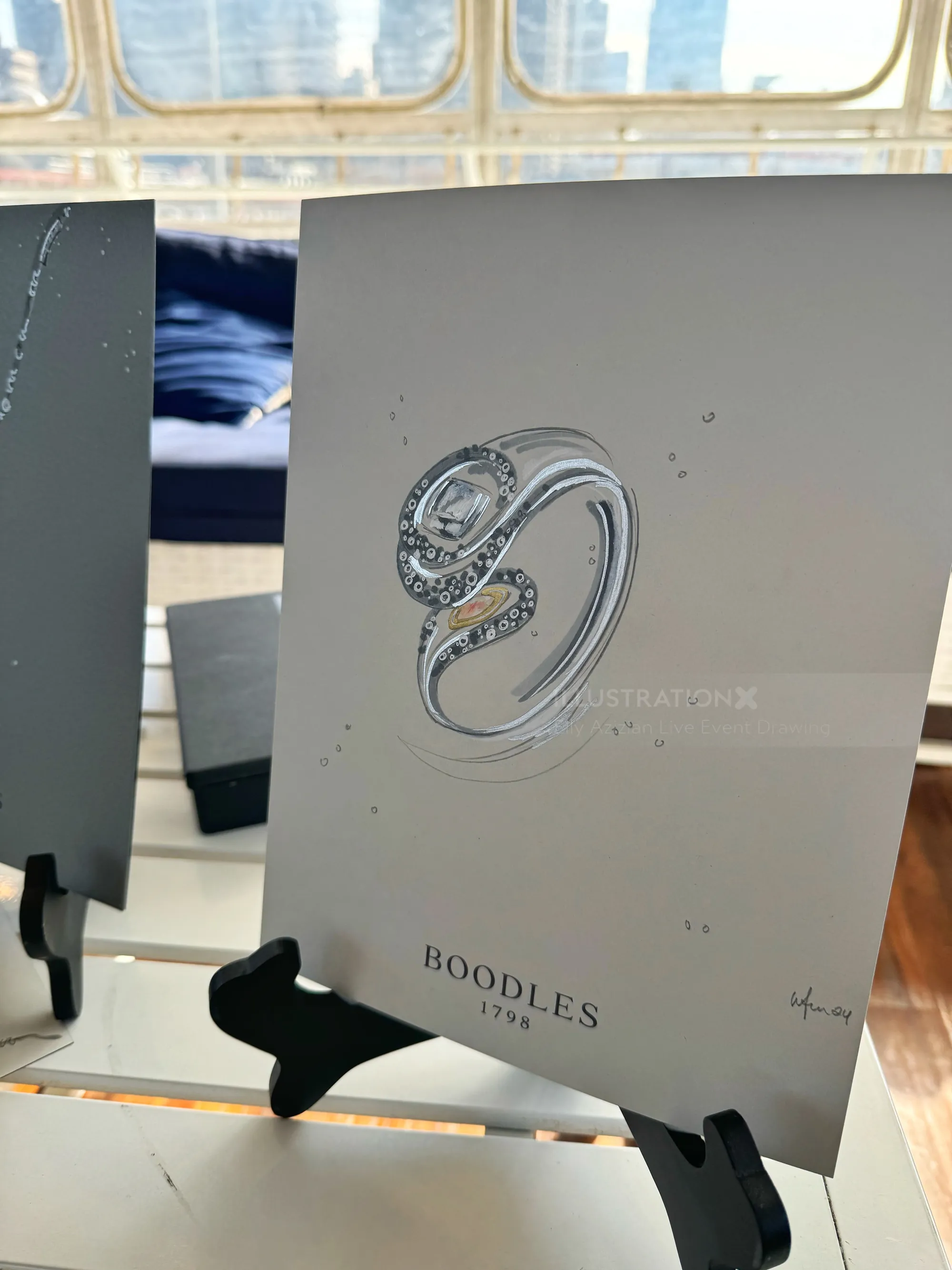 Anillo de plata en tarjeta de presentación de la marca Boodles