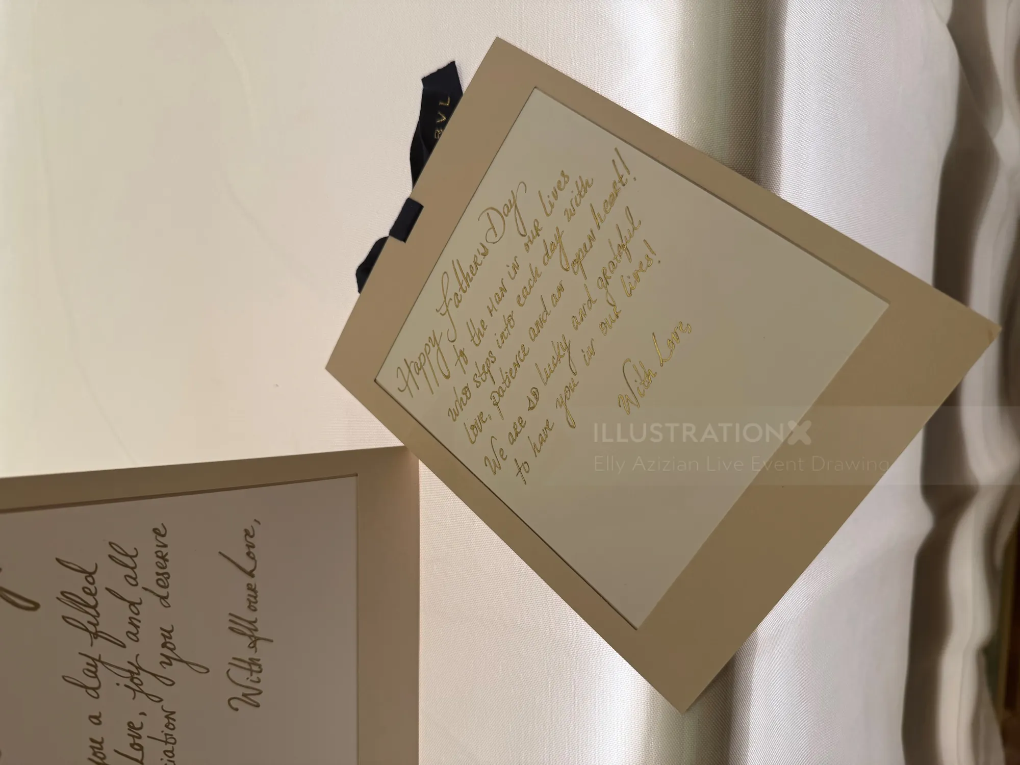 Dos papeles color crema con notas cursivas escritas a mano sobre una superficie blanca.