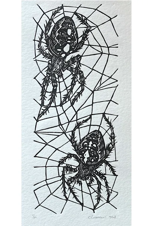 艾米莉·罗伯逊创作的木刻版画，描绘了蛛网上的两只蜘蛛。