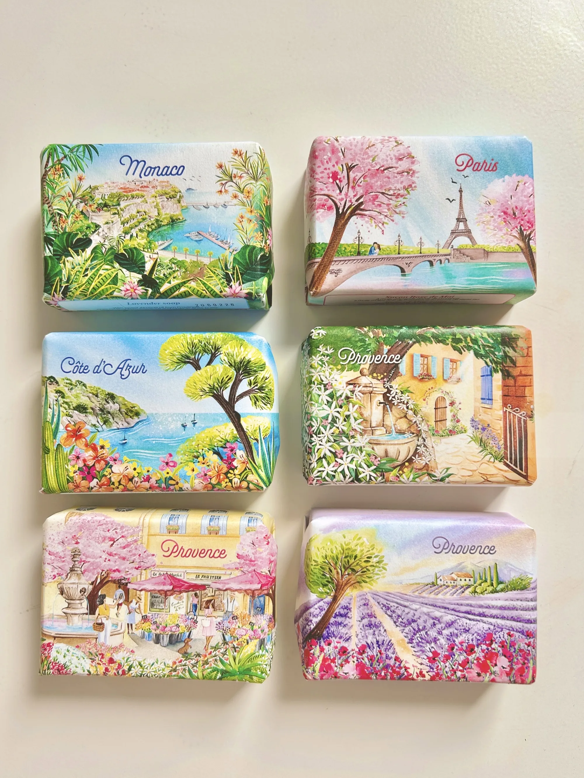 Escenas ilustradas de la Provenza por Enya Todd en seis coloridos paquetes de jabón.